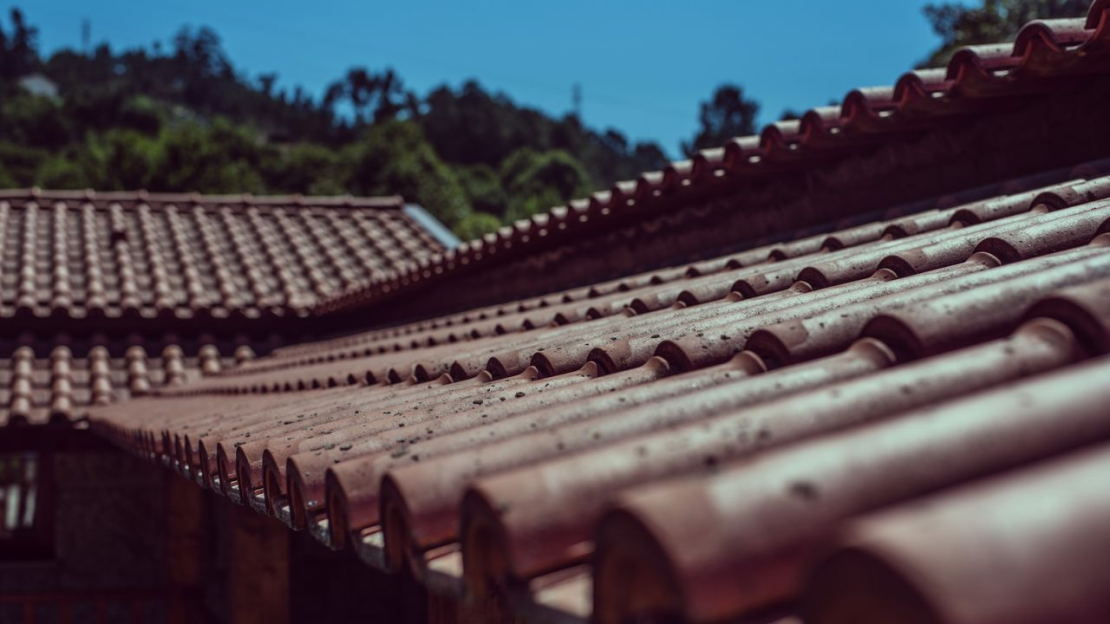 Cserepeslemez tetőn a rétegrend látható a fedés alatt: tetőfólia és lécezés a cserepeslemez fedés rétegrendjében