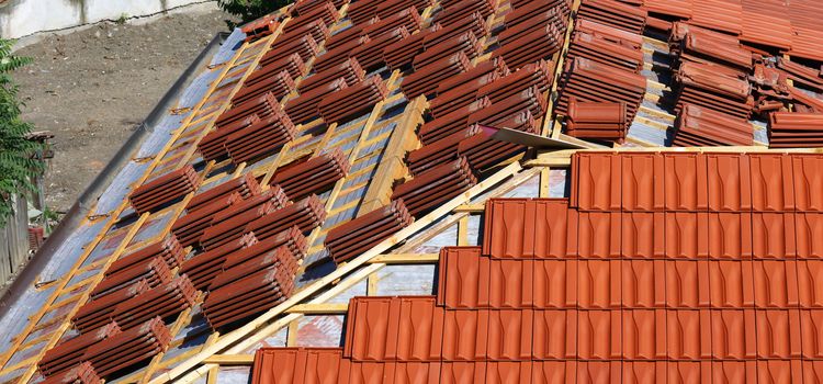 Cserepeslemez tető rétegrend metszet a tetőszerkezet rétegeivel Cserepeslemez tető rétegrend metszeti ábra szarufákkal hőszigeteléssel fóliával ellenlécezéssel és cserepeslemez fedéssel