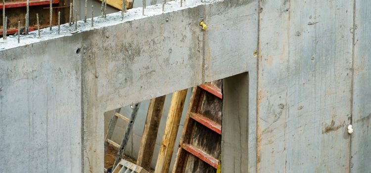 Csúszózsalus lakás lakótelepi tömbház részlete