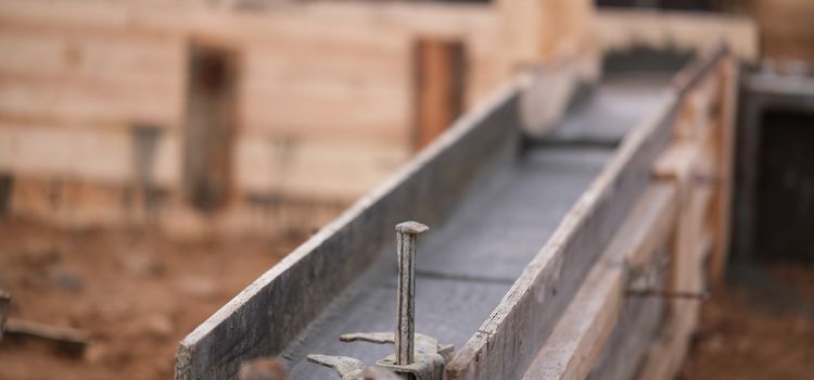 Csúszózsalus lakás építés: zsalu és közte beton