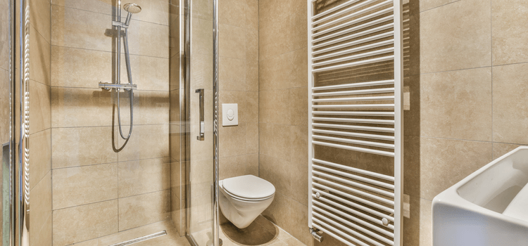 Gyönyörű eredmény megfizethető fürdőszoba felújítás árak mellett